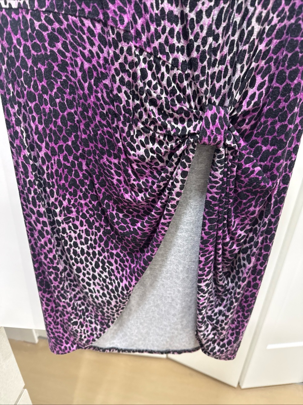 Woman Leopard Knot Top - Purple. Size small - Picture 3 of 8